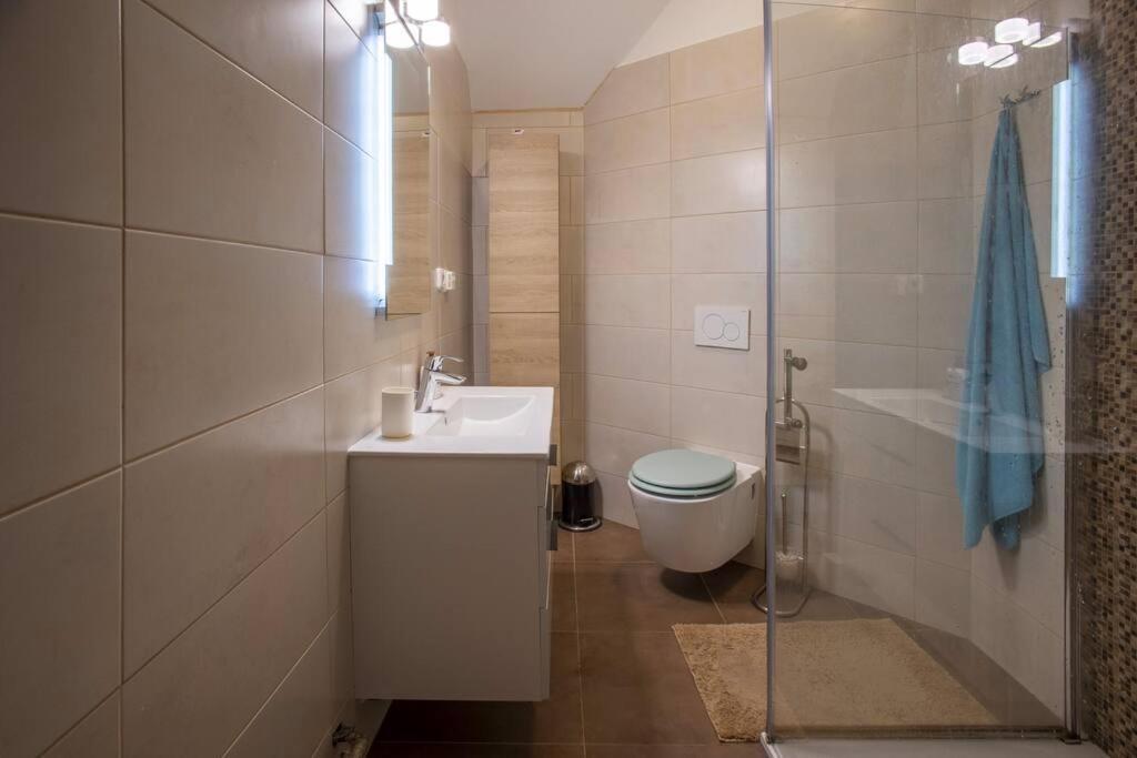 7 Bedroom Secluded Villa Close To Prague Říčany Eksteriør billede