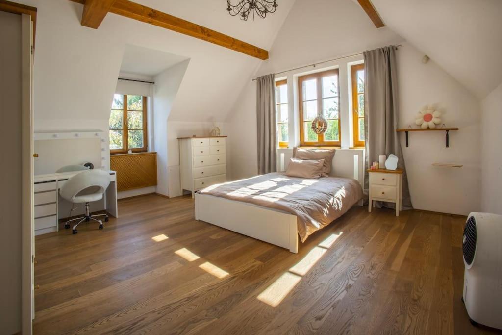 7 Bedroom Secluded Villa Close To Prague Říčany Eksteriør billede