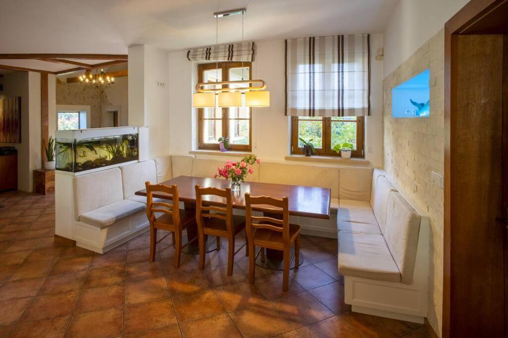 7 Bedroom Secluded Villa Close To Prague Říčany Eksteriør billede